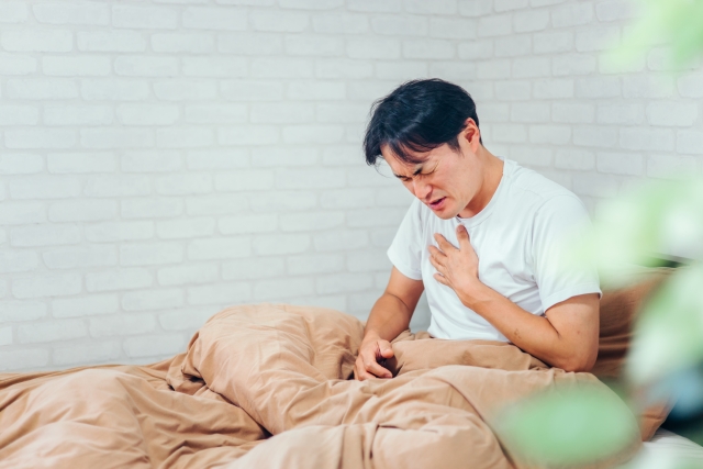 胸がしめつけられる感じがする